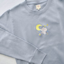 Load image into Gallery viewer, XIU SWEATSHIRT | EMBROIDERY PIGGY MOON | WHITE | BLUE
